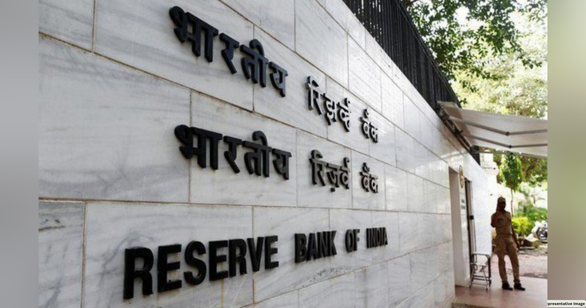 Banks must allow retail borrowers to switch between fixed and floating rates: RBI